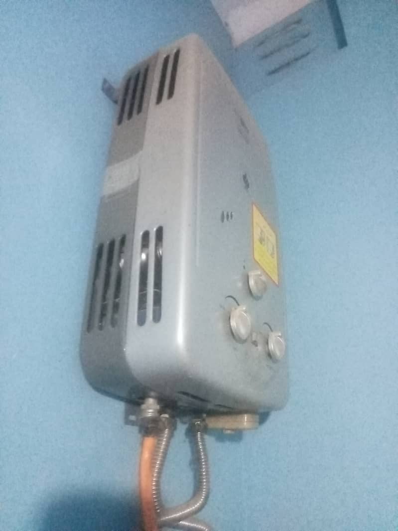 Super Asia geyser.  Clean condition operate with gas and cell 1