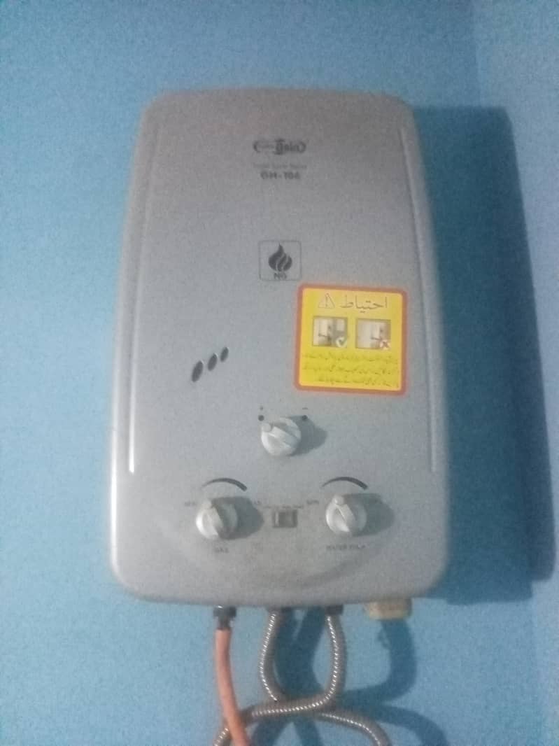 Super Asia geyser.  Clean condition operate with gas and cell 2