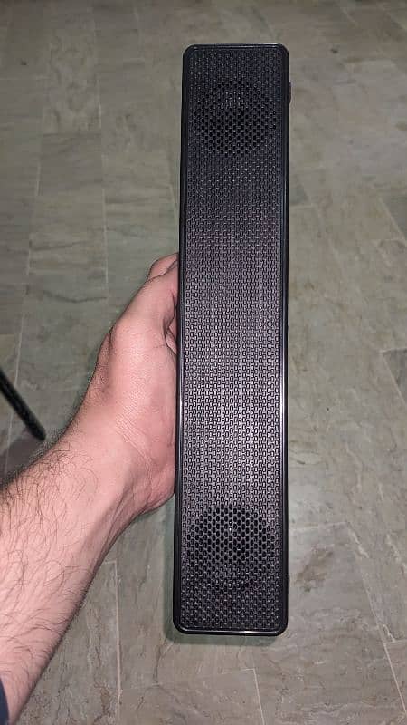 Wireless desktop speakr 1