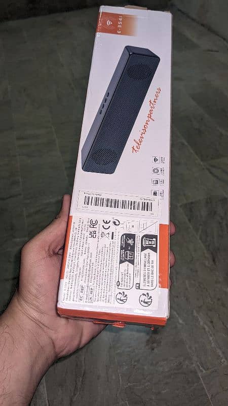 Wireless desktop speakr 5