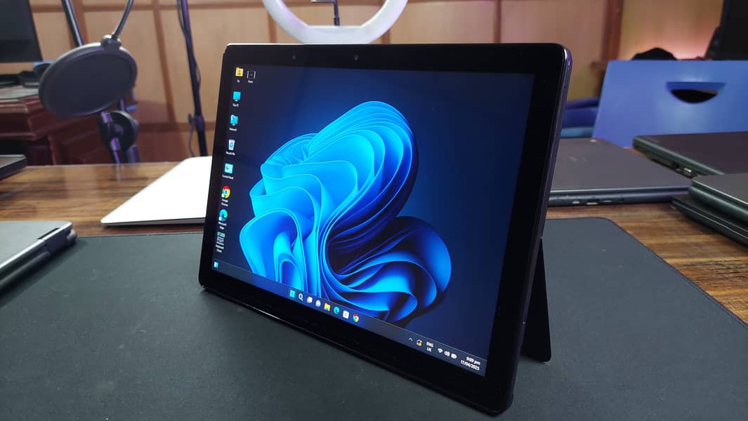 Dell Latitude 5290 2-in-1 i5 8th Gen  8/256 nvme touch screen 10