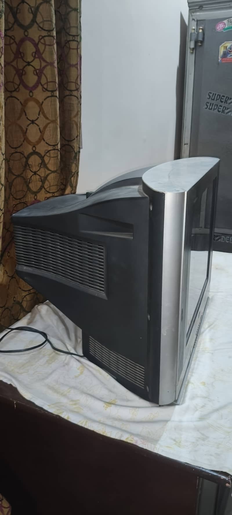 For Sale: LG CRT TV (Approximately 22 Inches) – Good Condition 1