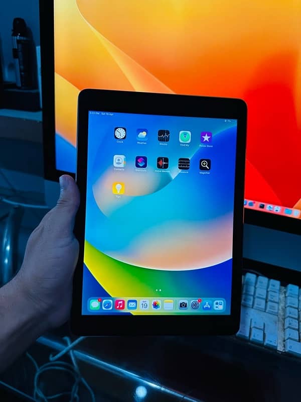 iPad Pro 9.7” (2016) | 32 GB | Red Protective Back Case Includ 0