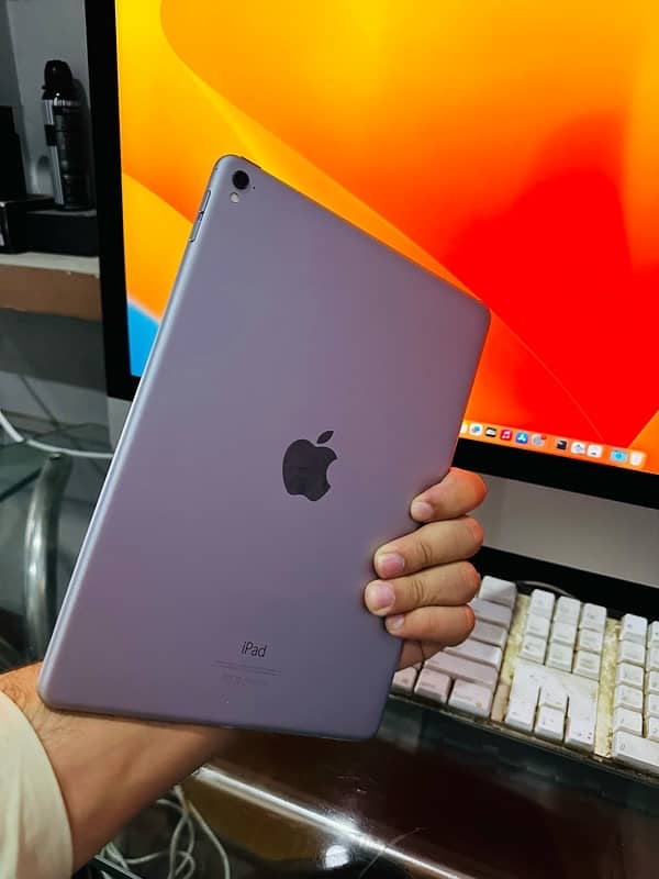 iPad Pro 9.7” (2016) | 32 GB | Red Protective Back Case Includ 3