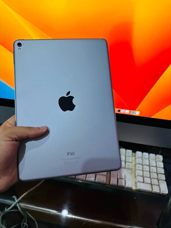 iPad Pro 9.7” (2016) | 32 GB | Red Protective Back Case Includ 4