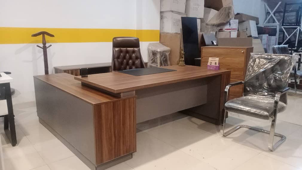 Executive Table/CEO Table/Office Table/Workstations 7