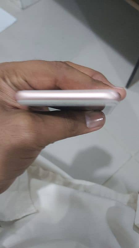 i phone 7 luch condition 0311-1221459 call and wtsapp 4