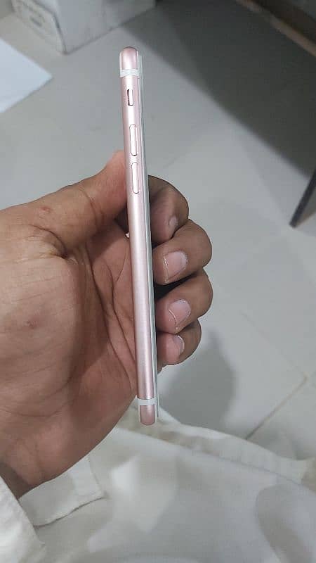 i phone 7 luch condition 0311-1221459 call and wtsapp 7