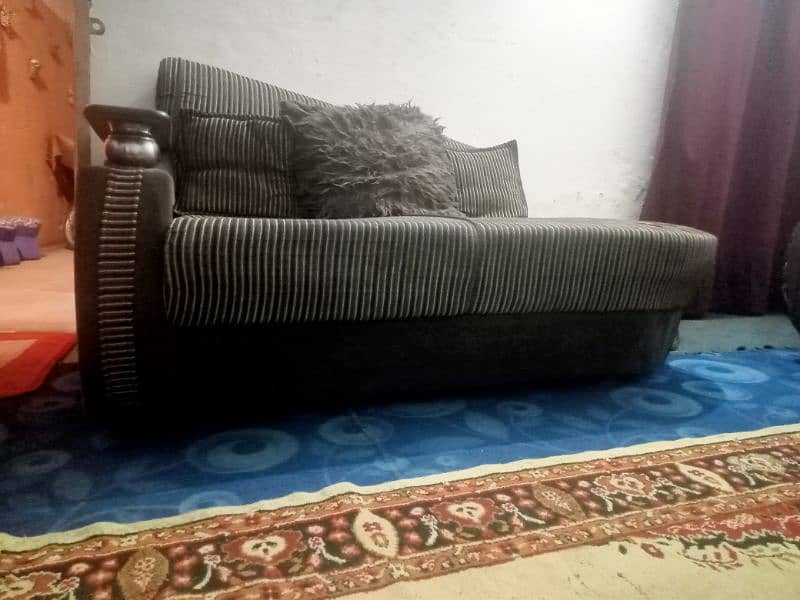Dewan sofa good condition 2