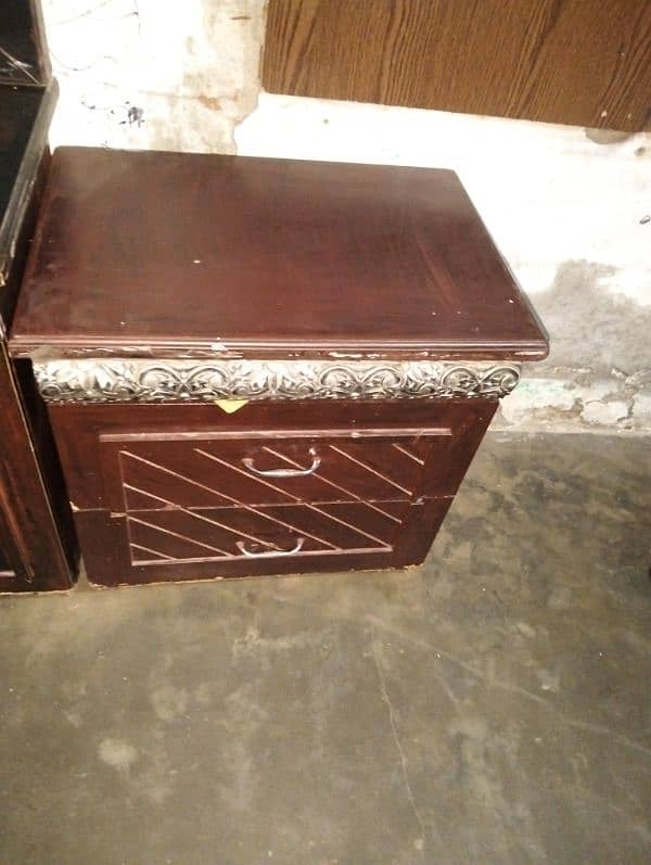 drasing 2 said tables 4
