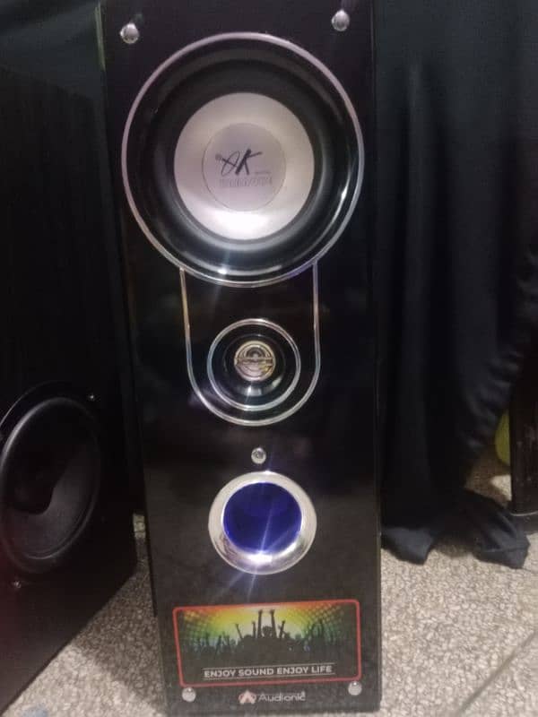 2.0 multimedia speaker 4