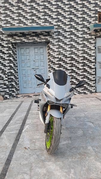 Yamaha R1 400cc 0