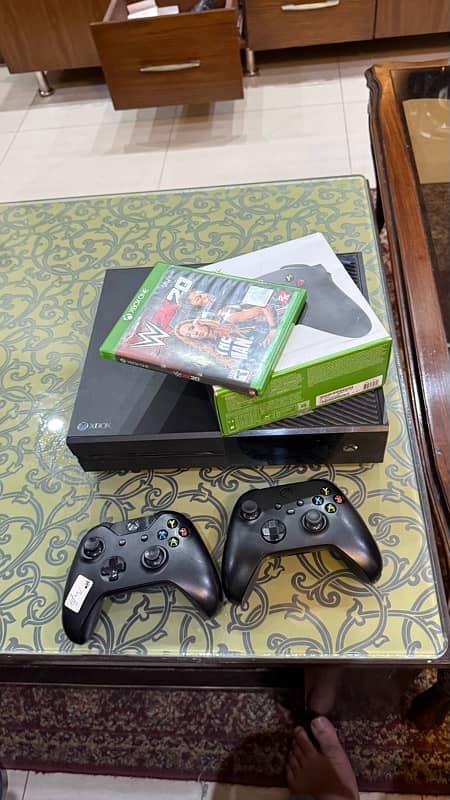 xbox one 1tb with two controllers and 5 games 10/10 condition 1