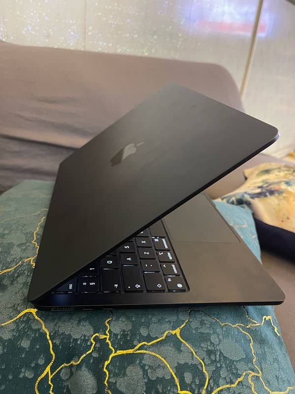 MacBook Air M2 11 cycles only 2