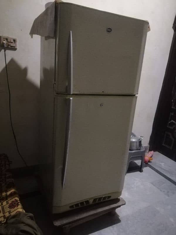 pel company large size fridge in good condition 0