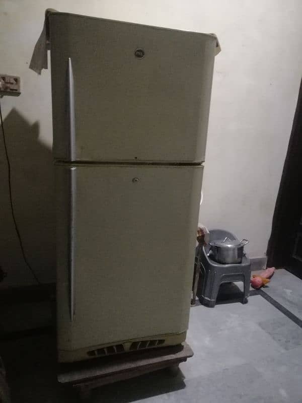 pel company large size fridge in good condition 2