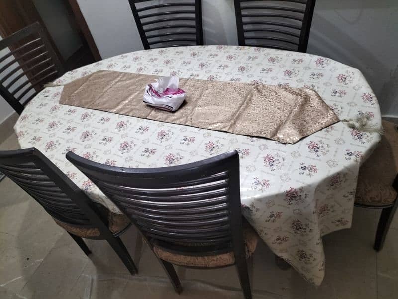 Dining table for sale in good condition 1