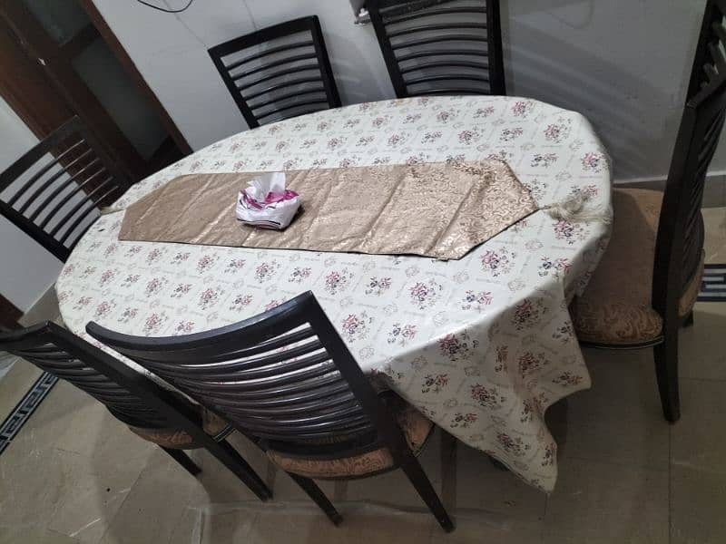 Dining table for sale in good condition 2