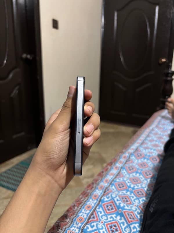 iPhone 4s  mint condition 2
