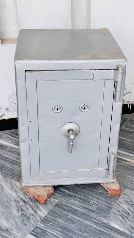 Iron Locker / Safe for Cash & Documents 0