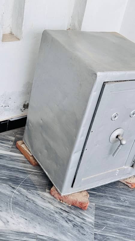 Iron Locker / Safe for Cash & Documents 1