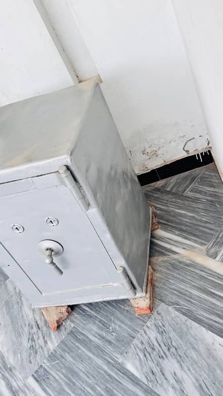 Iron Locker / Safe for Cash & Documents 2