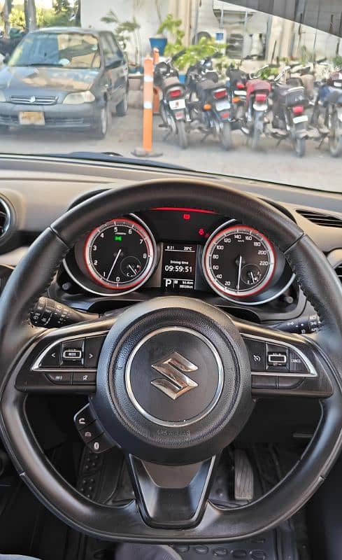Suzuki Swift GLX CVT 2022 4