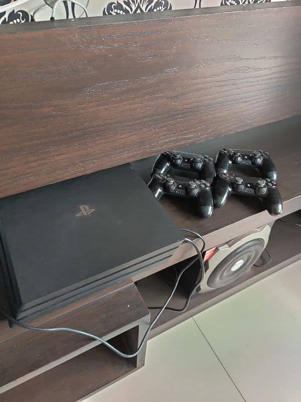 PS4 Pro 1 TB + 4 Controllers 0
