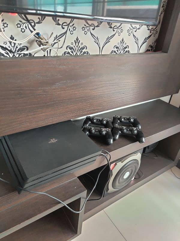 PS4 Pro 1 TB + 4 Controllers 1