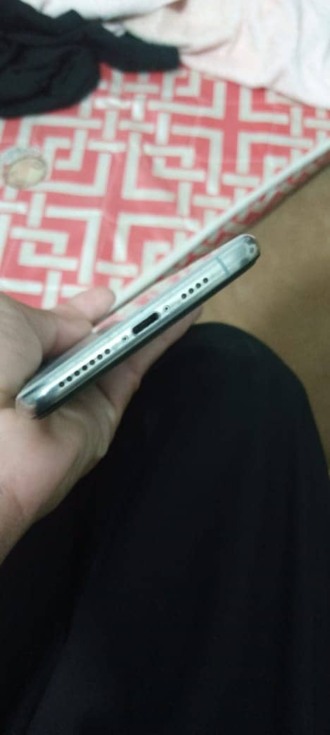 Apple iPhone XS Max 3