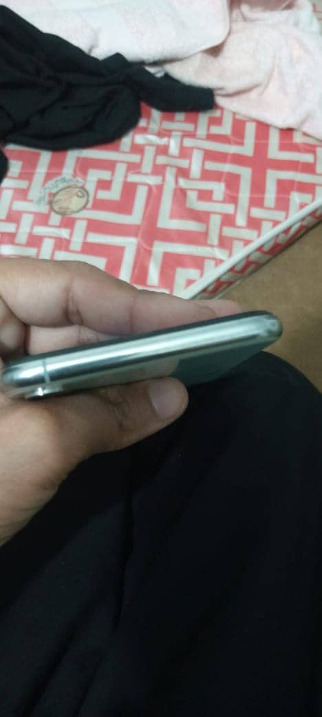 Apple iPhone XS Max 4