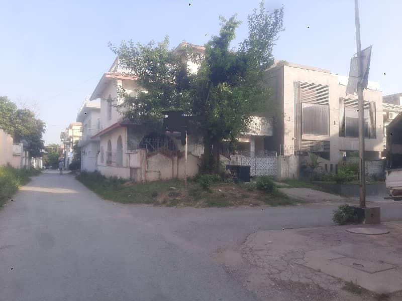 G9 Top location Corner House For Sale 0