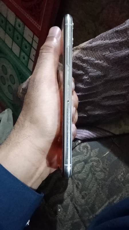 11 pro max 256 GB PTA beak break 3