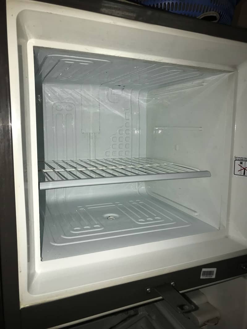 USED FRIDGE IN WORKING AND GOOD CONDITION 2