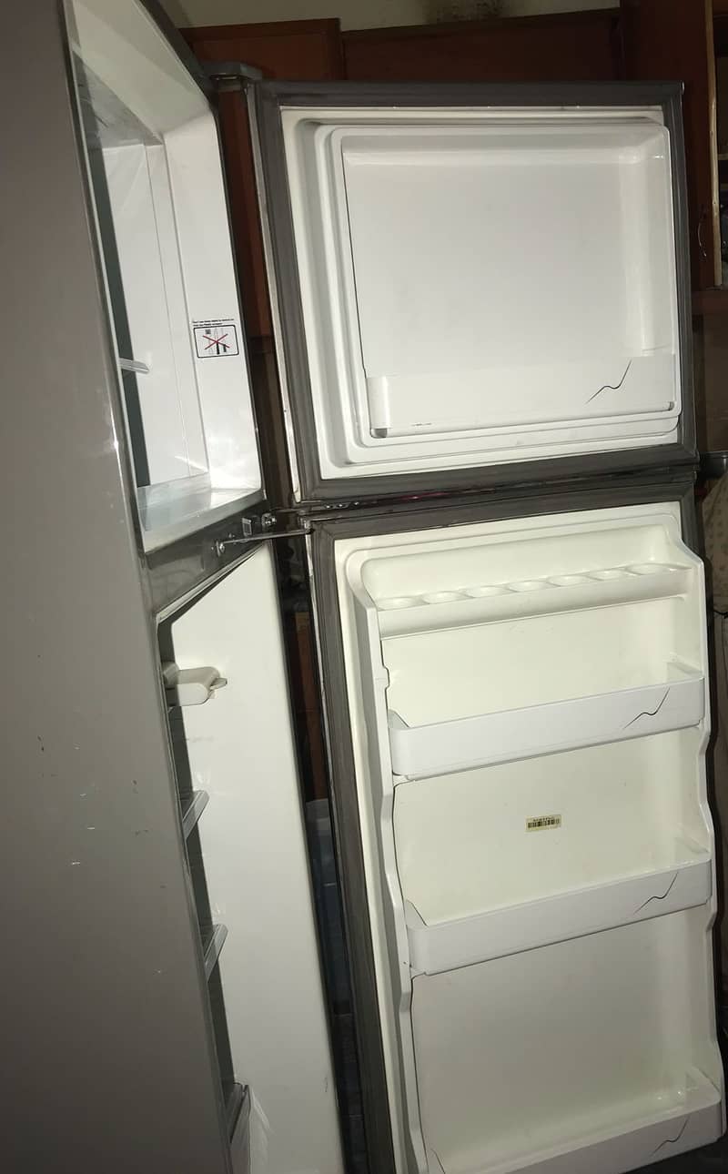 USED FRIDGE IN WORKING AND GOOD CONDITION 3