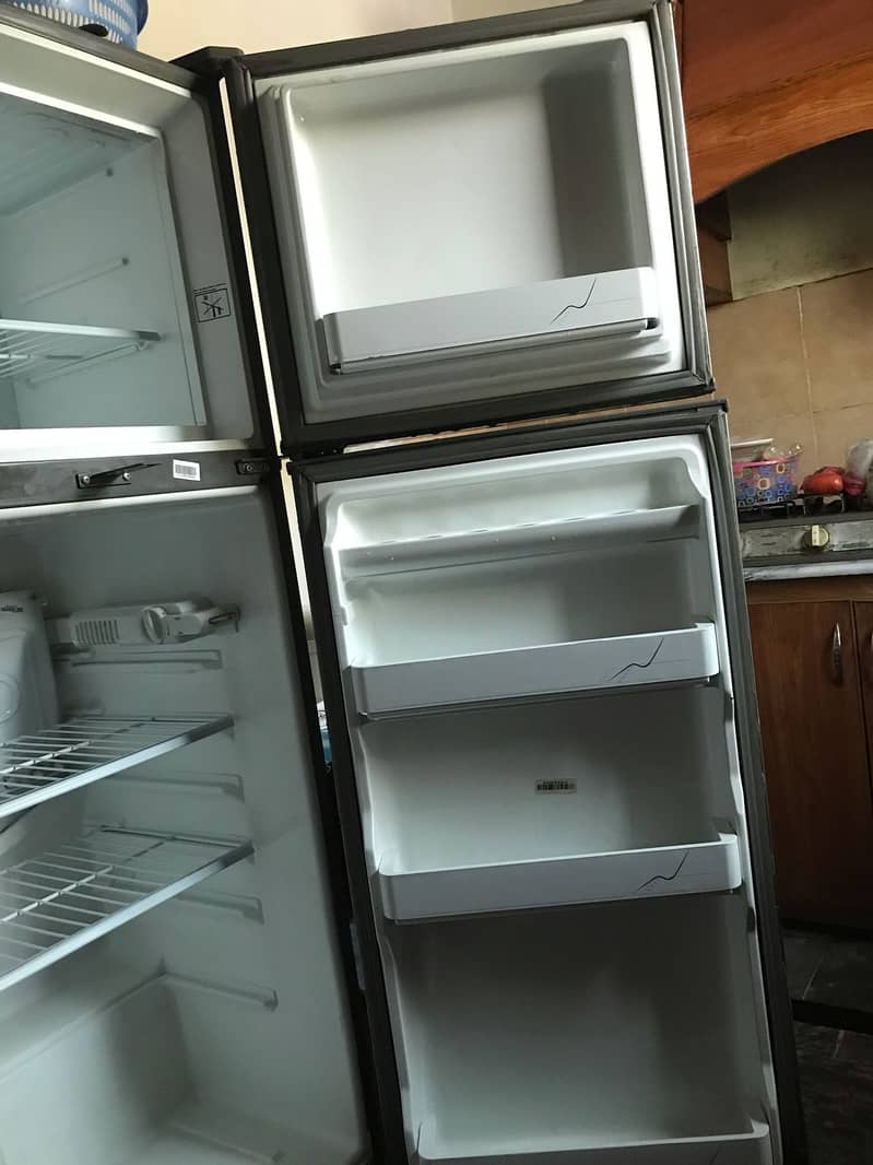USED FRIDGE IN WORKING AND GOOD CONDITION 6
