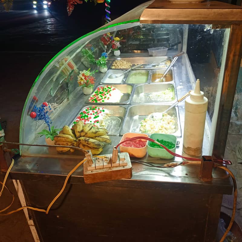 Salad bar counter with chiller system working 3