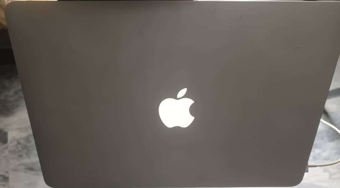 Macbook Pro 2015 i5 in 9/10 condition 1