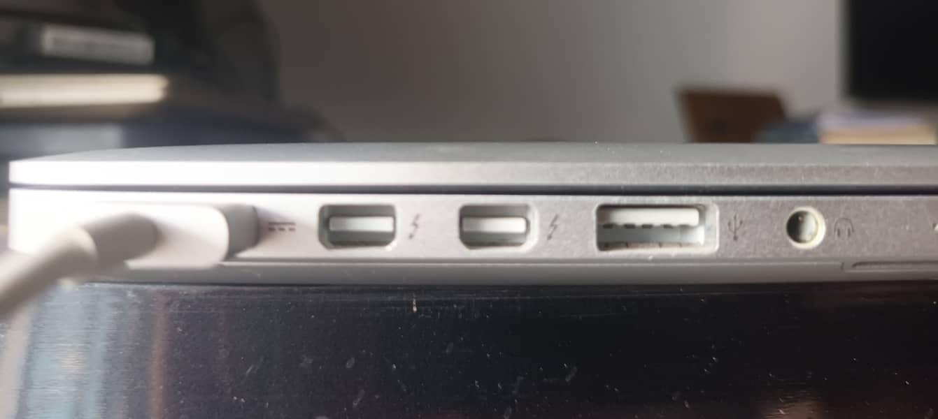 Macbook Pro 2015 i5 in 9/10 condition 2