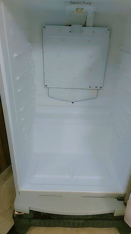 Dawlance Large Size Fridge In Excellent Condition For Sale 8