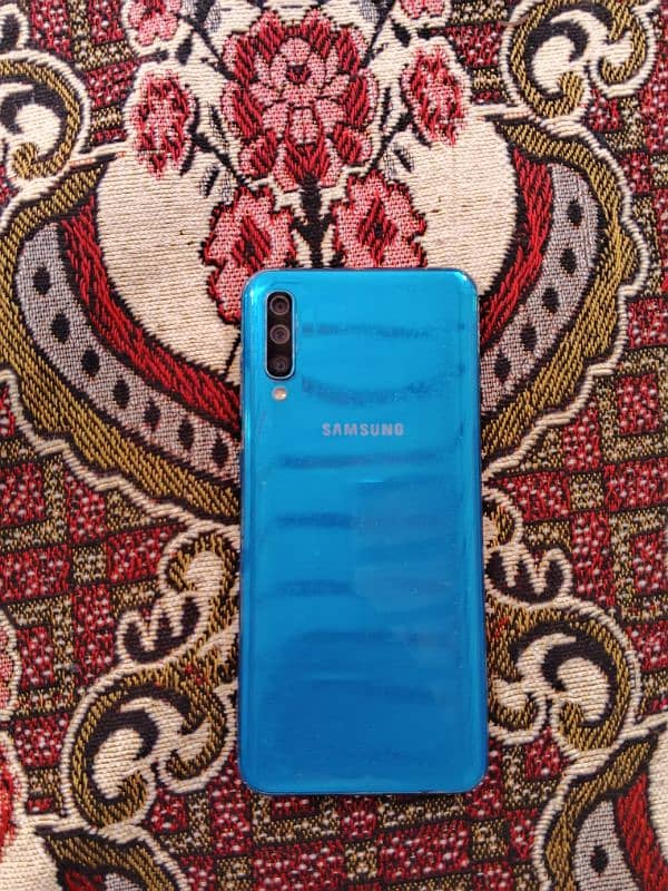Samsung Galaxy a50 4/128 1