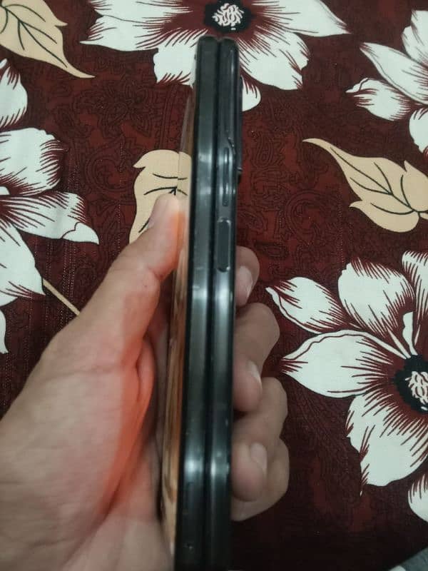 Samsung z fold 2 12/256 Read full ad 3