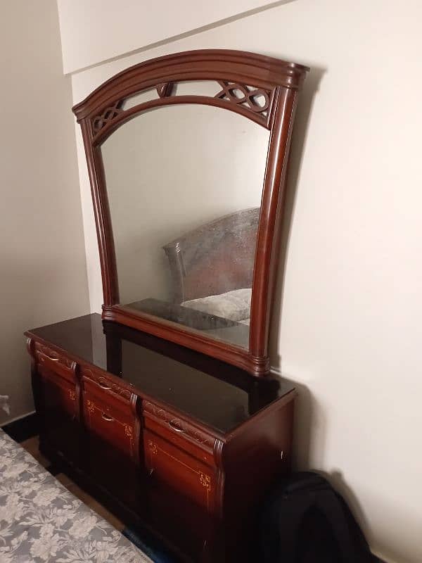 king Size bed plus two side tables and dressing table 4