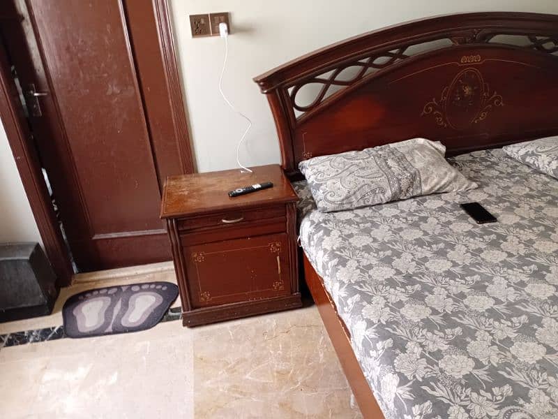 king Size bed plus two side tables and dressing table 5
