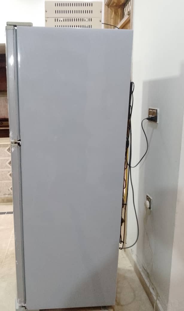Company: Dawlance Medium size refrigerator 0