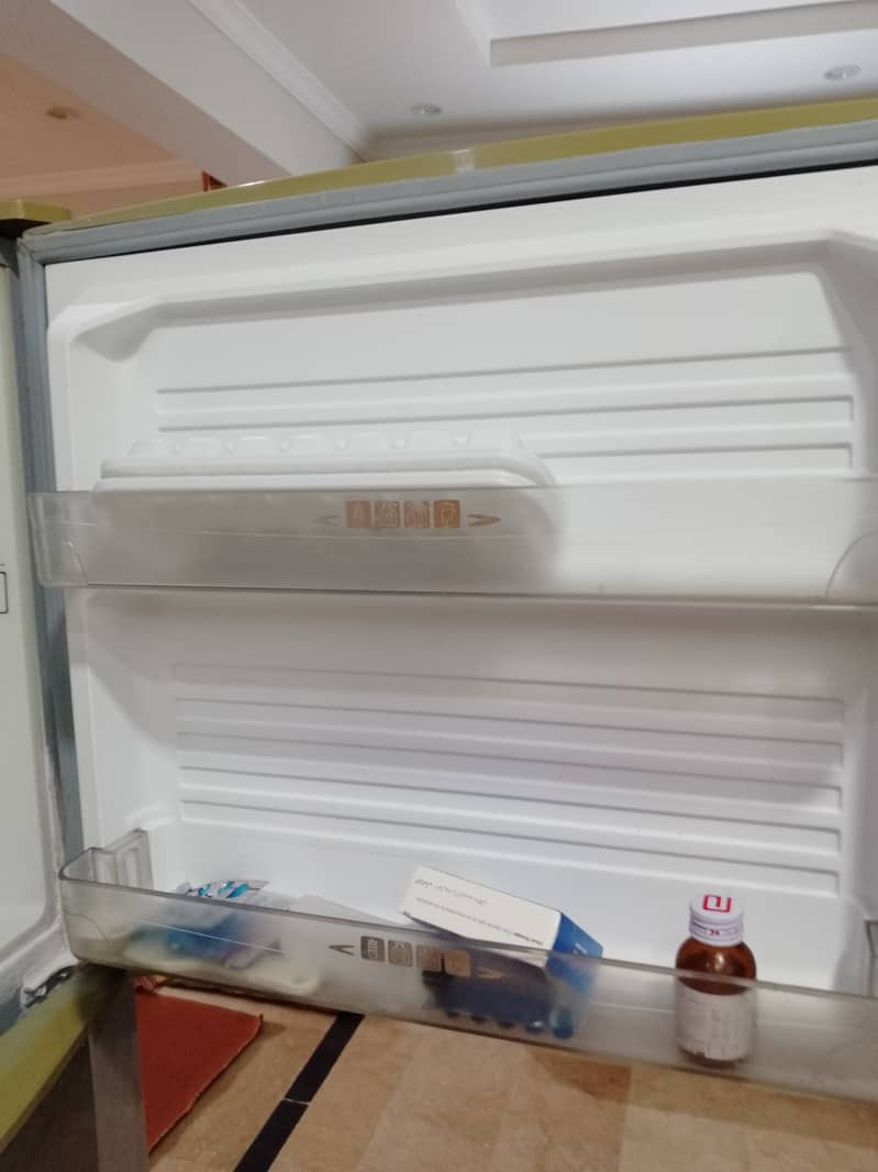 Company: Dawlance Medium size refrigerator 2