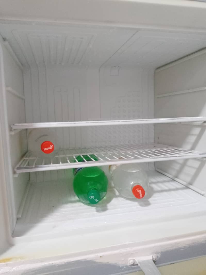 Company: Dawlance Medium size refrigerator 3