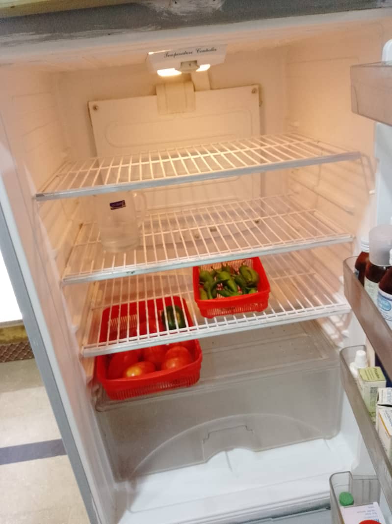 Company: Dawlance Medium size refrigerator 4