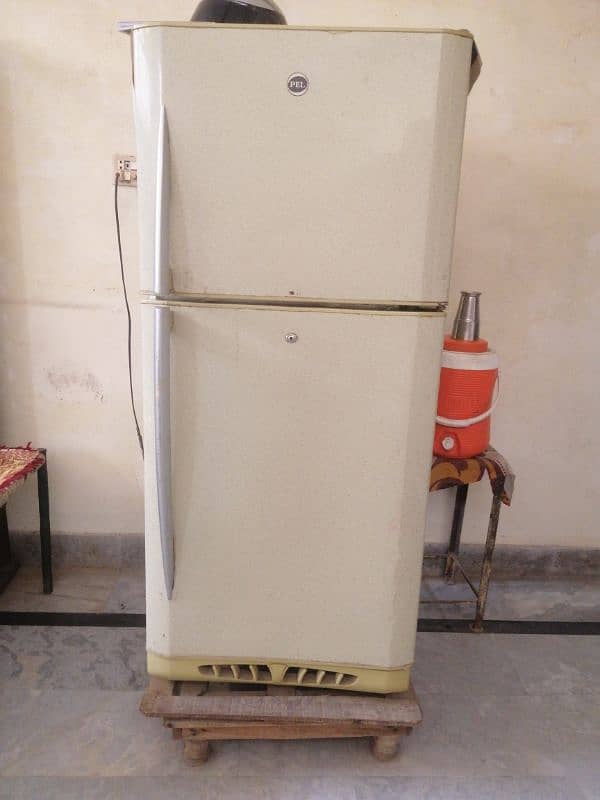 pel company large size fridge in good condition 3