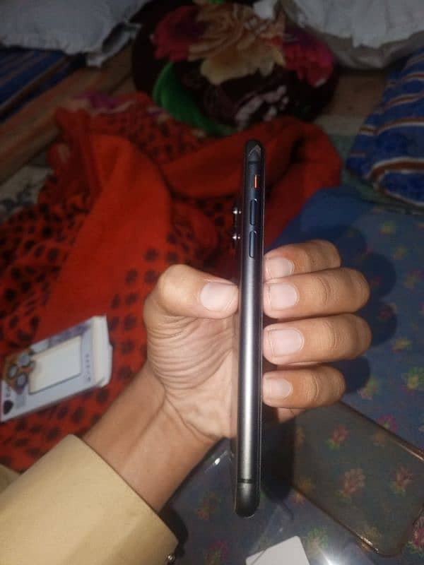 Iphone 11 64gb JV  10/10 condition original charger, cable, box. 1